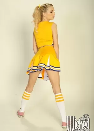 Брюнетка болельщица Ванесса озорная трахается в раздевалке