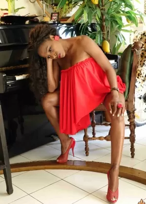 Миниатюрная негритянка Шанель Харт выставляет напоказ свою розовую пизду после раздевания