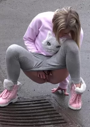 Тощая рыжеволосая Лия принимает член парня в свое гладкое влагалище