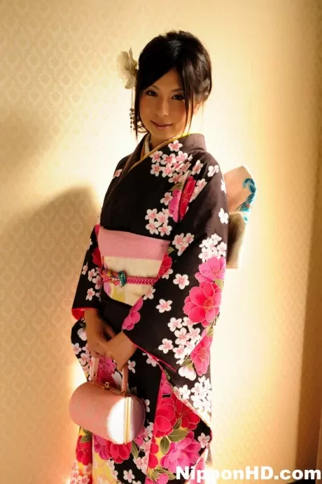 Японская женщина обнажает голую ногу во время моделирования в традиционной одежде