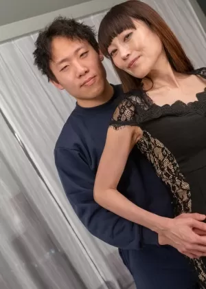 Платиновая блондинка британская мамочка снимает рабочую одежду, чтобы погладить свою киску на кровати