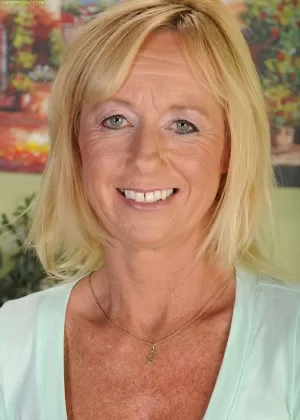 Крупным планом сцена мастурбации показывает зрелую брюнетку в чулках Мари