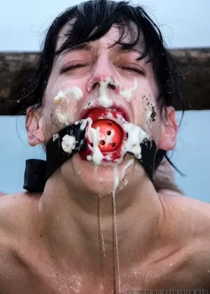 Мишель Торн принимает ванну в своих чулках в сеточку