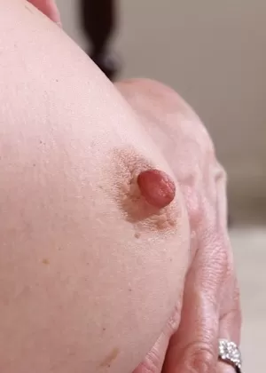 Одетая зрелая леди Ребекка Хилл снимает вечернее платье, чтобы позировать обнаженной