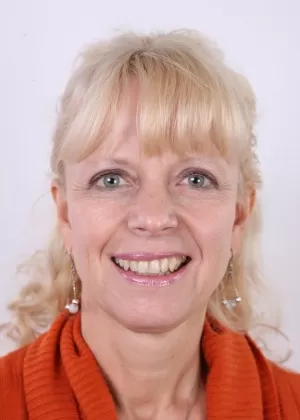 Пожилая блондинка Милена стоит обнаженной во время своего дебюта обнаженной модели