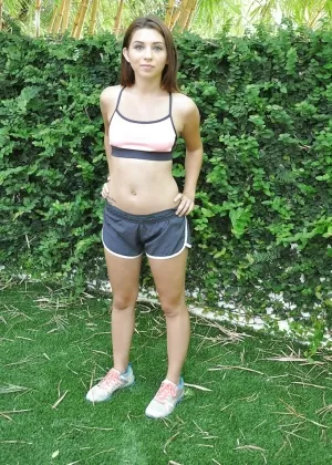 Симпатичные лесбиянки Жизель и Тереза натягивают трусики и джинсы