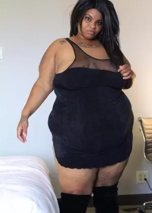 Негритянка SSBBW Кармель Сквиртц освобождает свою массивную задницу от черного платья