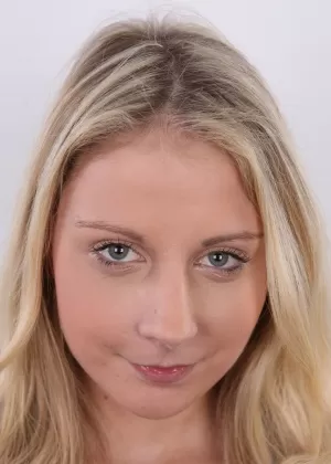 Любительская милашка Ульрика позволяет уговорить себя показать свое пухлое молодое тело