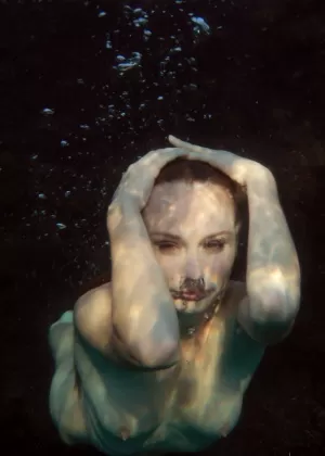 Молоденькая блондинка Рут погружает свою узкую щелочку в воду ванны во время сольного действия