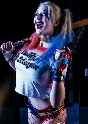 Альт-модель Лейла Фалькон обнажает свои болотные сиськи и попку в чулках в сеточку