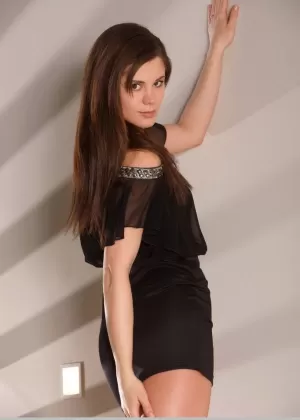 Симпатичная молоденькая Каприз А снимает свое платье, чтобы позировать голышом на каблуках на лестнице