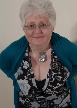 Толстая любительница Ди Сирен задирает юбку, прежде чем отсосать чертов член на лестнице