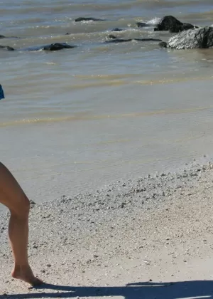 Грудастая блондинка Кали Картер демонстрирует татуировки и пирсинг на открытом воздухе