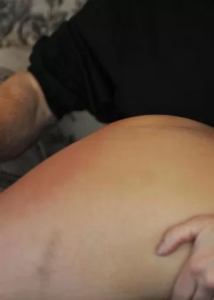 Непослушная школьница в мини-юбке делает своему учителю достойный минет