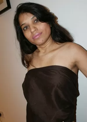 Сексуальная красотка порнозвезда Прия Анджали Рай демонстрирует свое красивое индийское тело