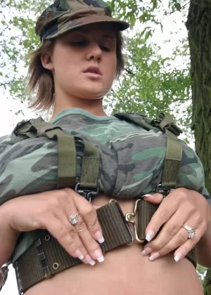 Европейская сучка, одетая в стиле милитари, Люси Харт привыкает