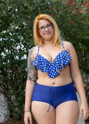 Любительская толстушки с рыжими волосами Ивана Белл дилдо трахает свою лысую пизду на шезлонге