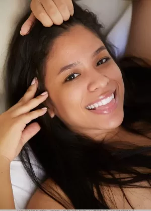 Молодая латиноамериканка Карин Торрес выделяет свою сладкую киску после раздевания