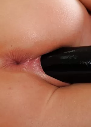 Блестящая европейская красотка Китти Кэт мастурбирует, как голодная уличная кошка