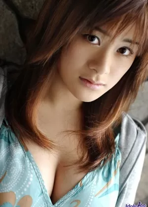 Красивая азиатка голышом стоит на коленях и мастурбирует и слизывает сперму