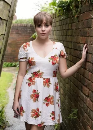 Любительская девушка с проколотыми сосками писает в переулке между домами