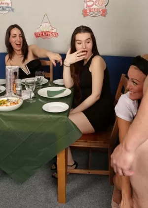 Одетые цыпочки, которые устраивают пикник, дрочат голому мужчине, который забредает в