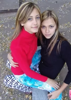 Молодые лесбиянки Лаура Катрина трахают друг друга полностью одетыми на открытом воздухе