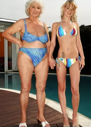 Молодая лесбиянка любительница конфет позирует голой со зрелой мамой