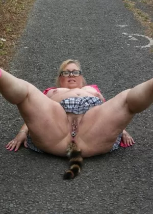 Толстая британка Лекси Каммингс идет по дорожке, щеголяя анальной пробкой из хвоста енота