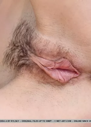 Гламурная модель Тори обнажает свои упругие сиськи в розовом нижнем белье