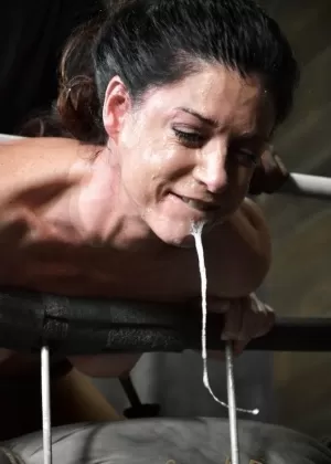 Зрелая шлюха леди Сара используется и подвергается насилию в подземелье для секс-рабынь