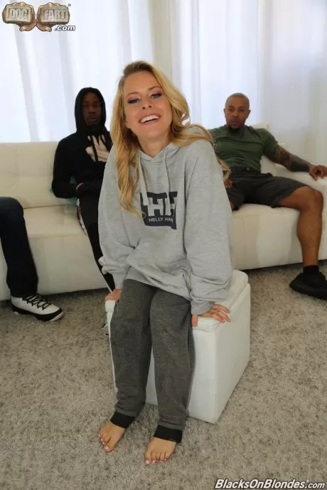 Миниатюрная блондинка жестко трахается с группой черных парней с большими членами