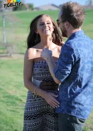 Горячие африканские девушки в обтягивающем нижнем белье и на каблуках выходят на улицу и раздеваются