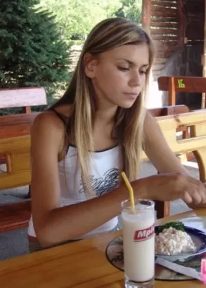 Молодая блондинка любительница мелькает голой под юбкой, наслаждаясь молочным коктейлем на открытом воздухе