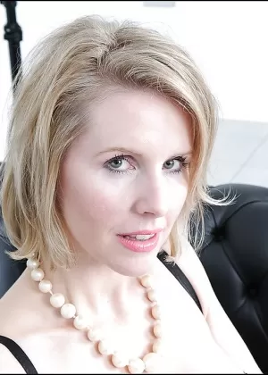 Трахаемая зрелая фетишистка с большими сиськами снимает с себя одежду