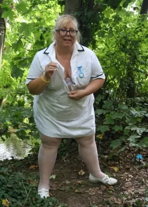 Соблазнительная брюнетка-бомба Синди Хоуп развлекается с анальными шариками