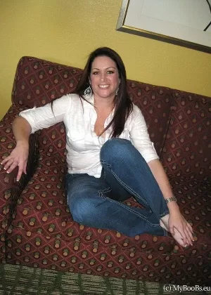 Горячая латиноамериканка МИЛФА Ева Эстрелла моделирует соло в сапогах до колен и джинсах