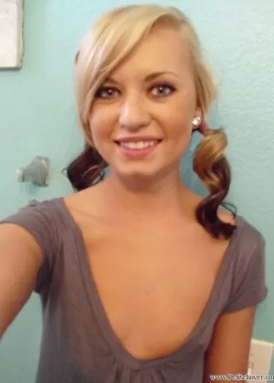 Блондинка любительница делает серию голых селфи в зеркале ванной комнаты 28407571