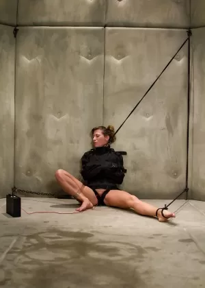 Соблазнительная милфа в чулках обнажает свою задницу и обнажает свои большие сиськи