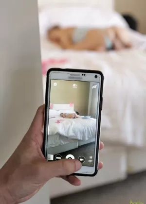 Молодая шлюха Эшли Адамс принимает капли спермы на лицо симпатичной молодой девушки