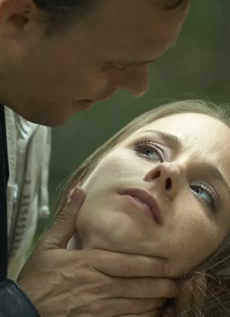 Худенькая блондинка привязана к свежесрубленному дере 3