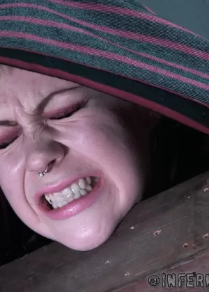 Блондинка Анна Тайлер морщится от боли, когда ее пытают в подземелье