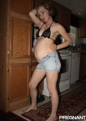 Латиноамериканка Талия играет со своими молочными сиськами, прежде чем дрочить свою киску