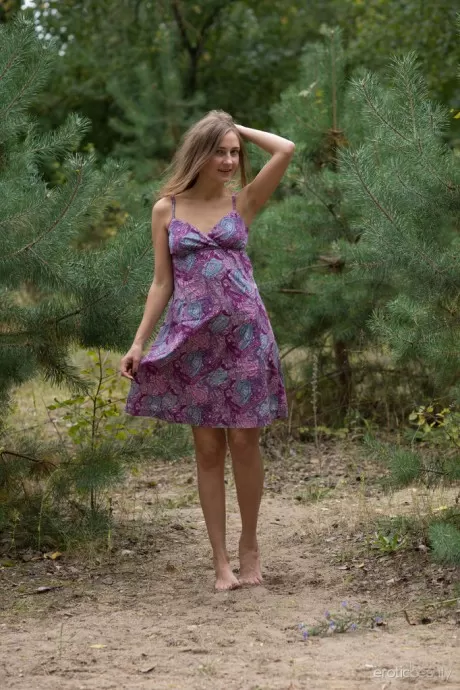 Лента демонстрирует свою красоту в лесу, как дик 1