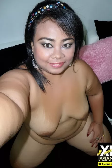 Толстые азиатские лесбиянки делают селфи, измеряя свои изгибы