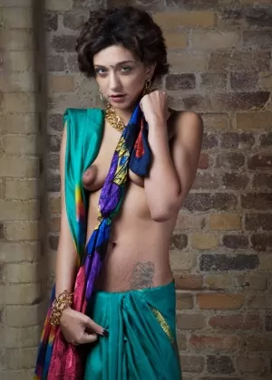 Пышная индийская милфа с большими сиськами Прия Анджали Рай раздевается в офисе