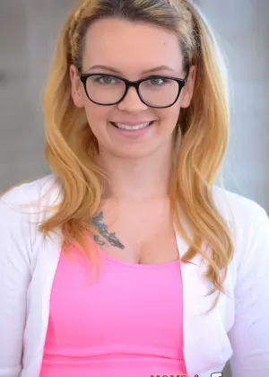 Подросток соло девушка Хейли Мэй медленно снимает свои очки и одежду