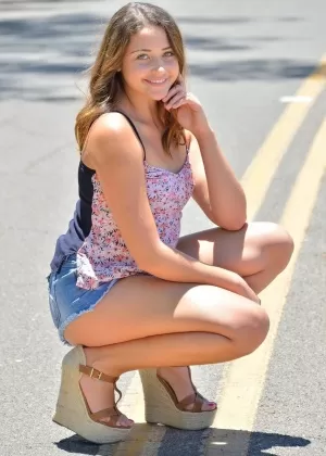 Длинноногая красотка в крошечных джинсовых шортах трогает свой клитор и мастурбирует