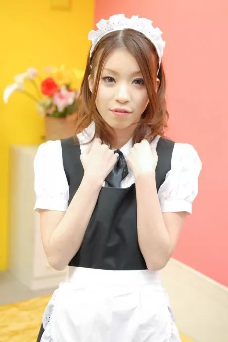 Азиатка Нао Кодзима показывает чуваку пизду в трусиках и вылизывает ее