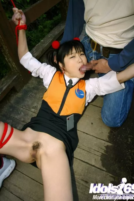 Покорную азиатскую красотку связывают и грубо трахают на улице